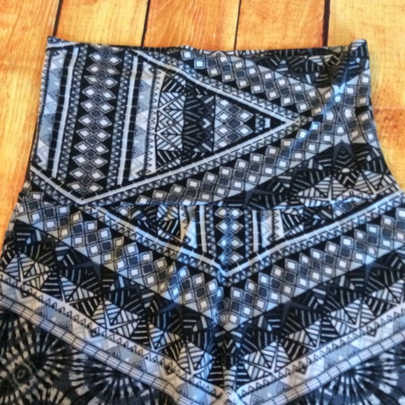 Lily Rose Geometric skirt w/ fold over waist Sz XS - Picture 3 of 6